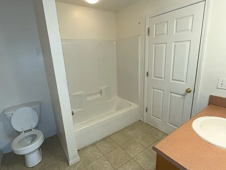 2922 Howard Ave — Photo 6