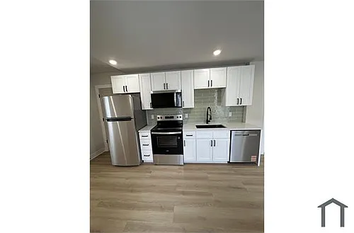 121 W Sharpnack St Photo 1