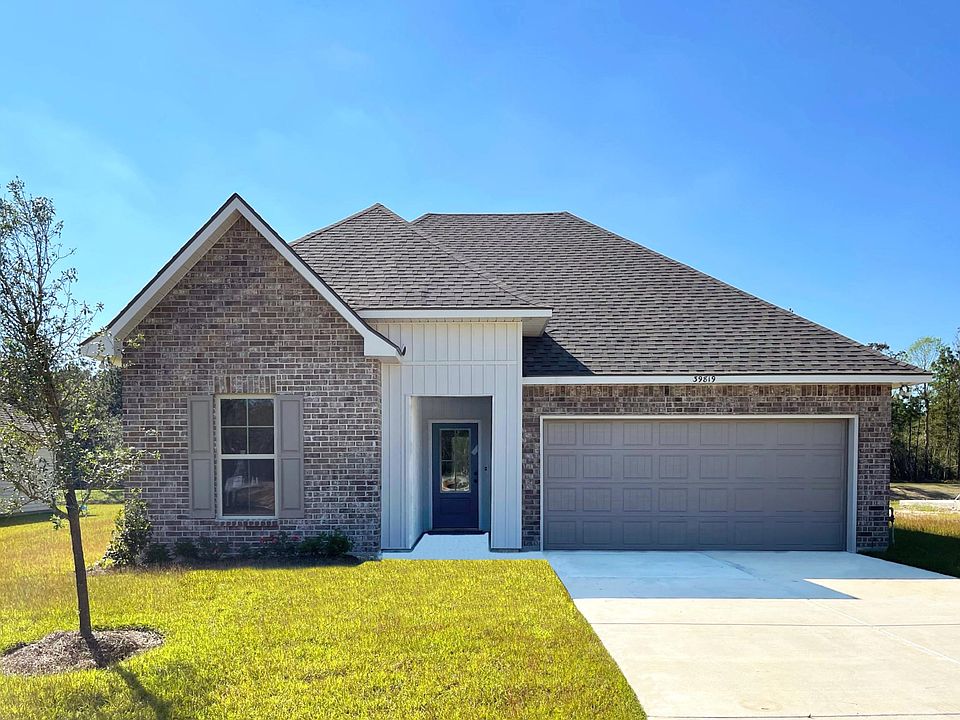 Front view of home. The tree has been removed since this picture was taken.