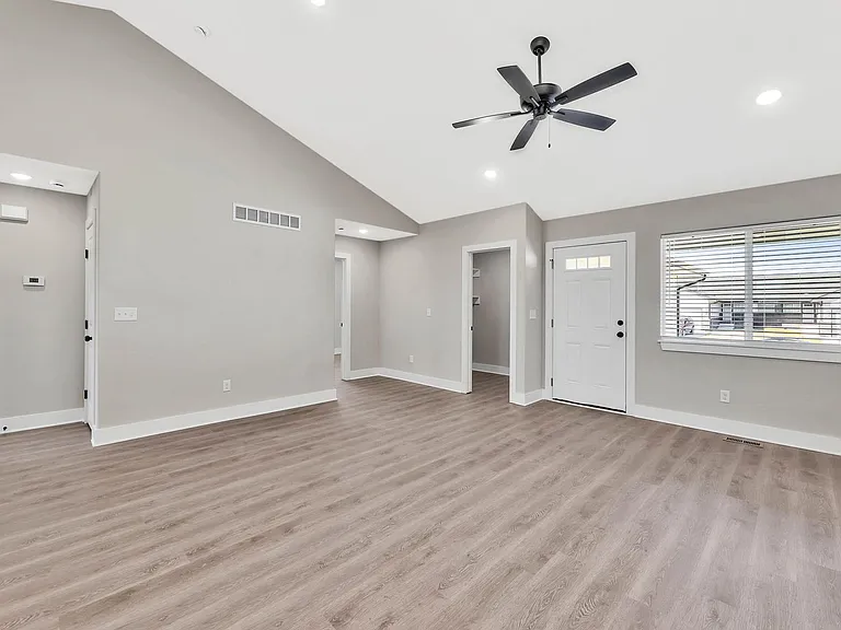 5298-5300 N Toben Dr — Photo 4