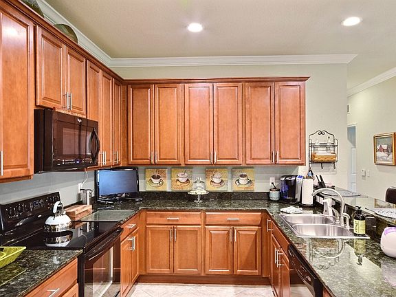 2nd image of 6425 Oxford Cir