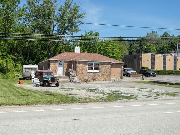 3rd image of 1065 University Dr