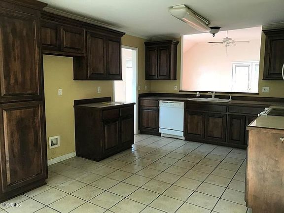 5th image of 15093 Warren Dr
