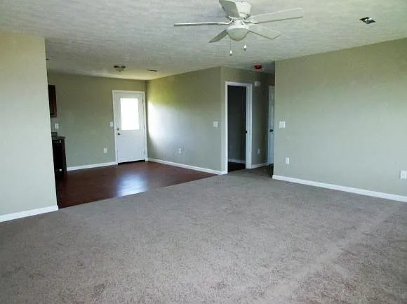 3 bed, 1456 sqft, $2,000 — Photo 2