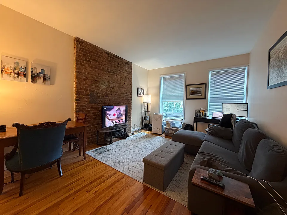 318 W 77th St #5A