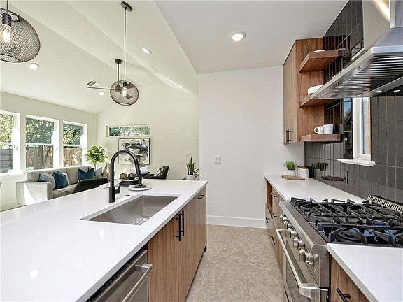 2nd image of 3309 Thompson St #2