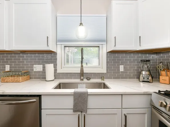 8969 W Hustis STREET, Milwaukee, WI 53224