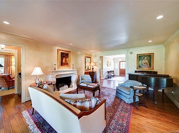 5th image of 3804 Emerald Ln