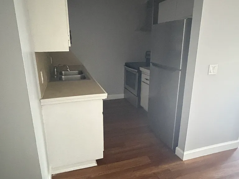 563 W Montrose St #19 — Photo 6