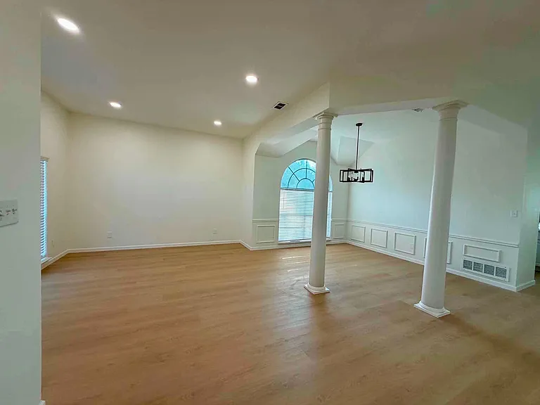 2201 Woodglen Dr — Photo 5
