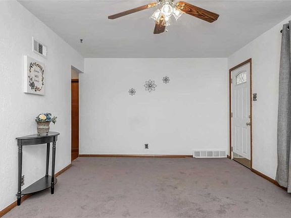 4th image of 9850 Meadow View Dr