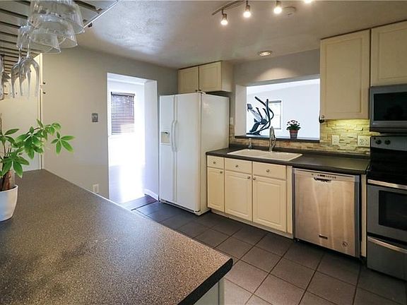 5th image of 126 Kearns Pl
