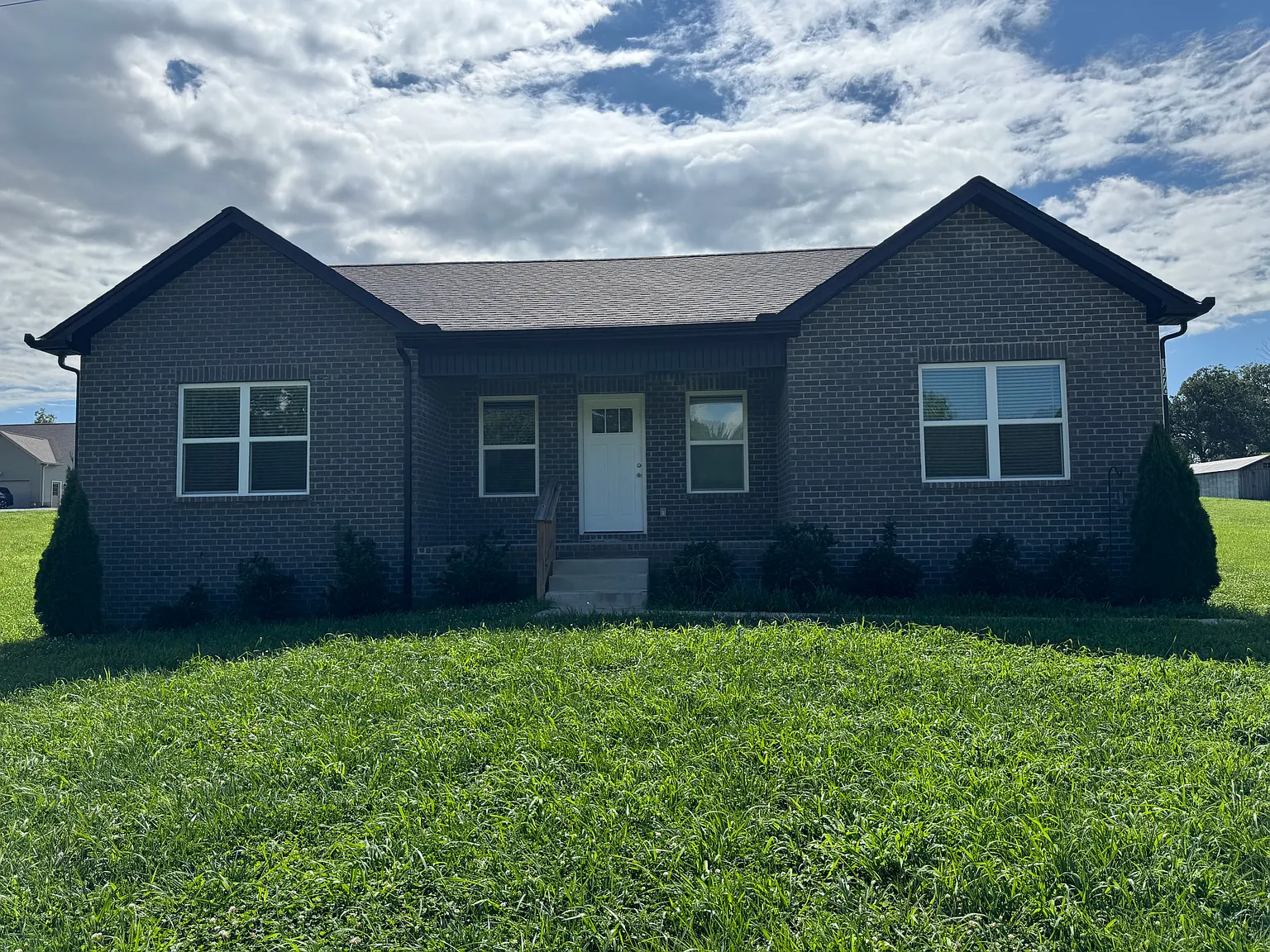 3 bed, 1300 sqft, $2,100 — Photo 1