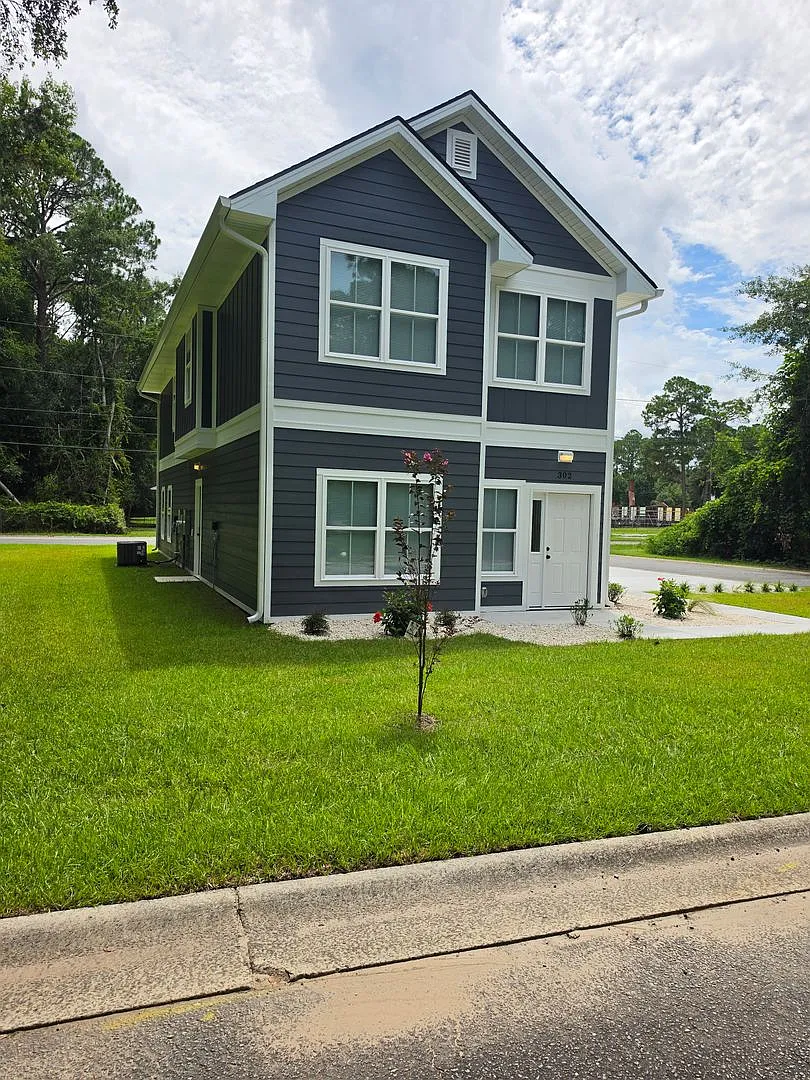 Charming 3 bed, 1.5 bath — Photo 2