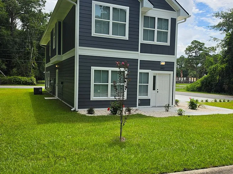 302 Thomas St — Photo 2