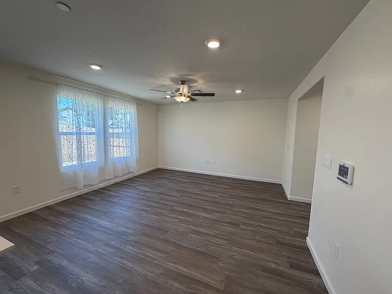 1902 W Meadow Dr — Photo 12