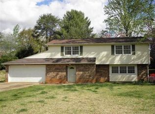 2074 Colonial Ln, Hickory, NC 28601