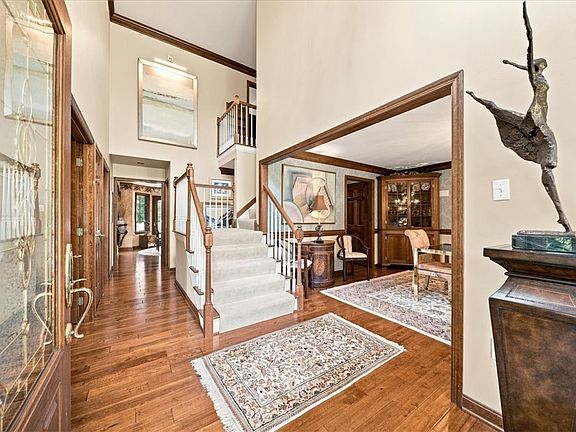 3rd image of 114 Hidden Valley Ct