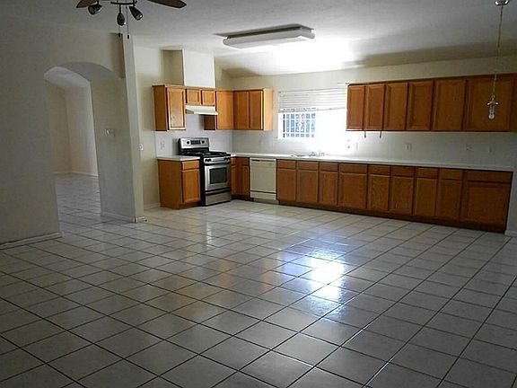 Spacious kitchen/breakfast and den combo
