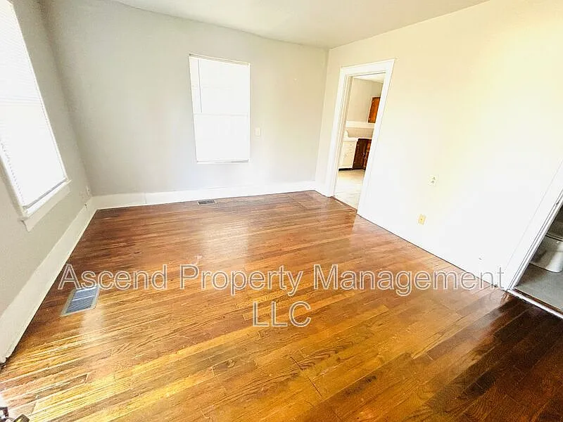 1 bed, 1.0 bath, $899 — Photo 2