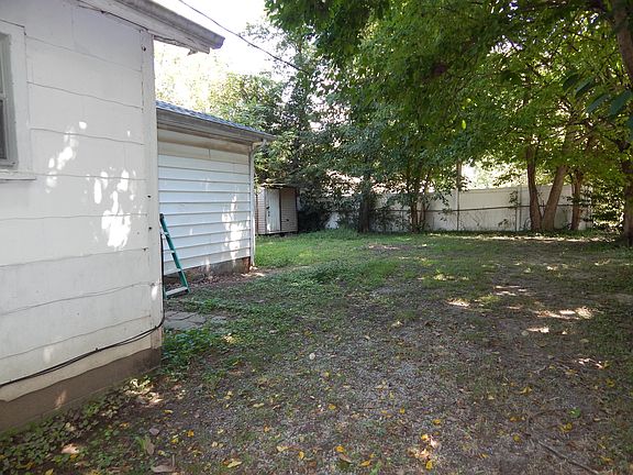 2nd image of 903 Elm St