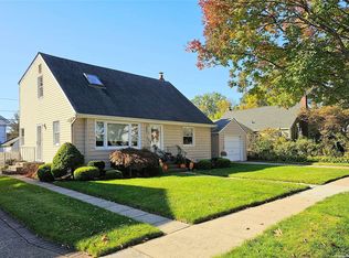 134 Evans St, New Hyde Park, NY 11040