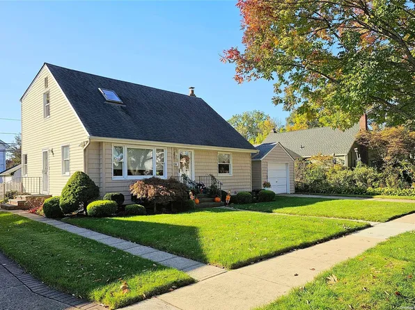 134 Evans Street, New Hyde Park, NY 11040