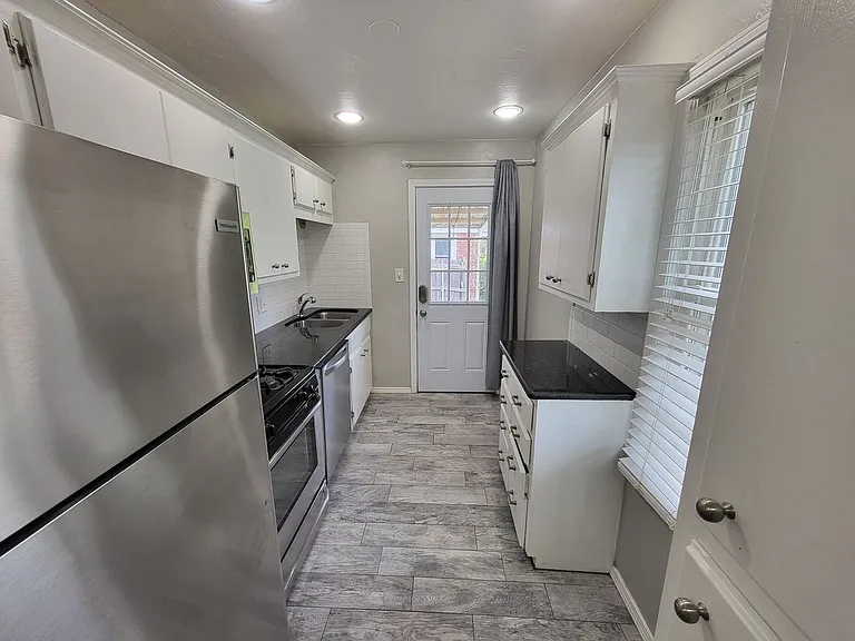 414 E 6th St — Photo 9