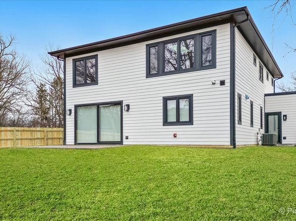 148 Oak St, Lake Zurich, IL 60047