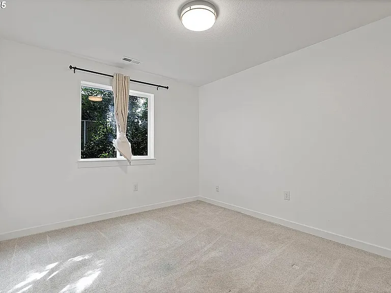 570 NE 55th Ave — Photo 21