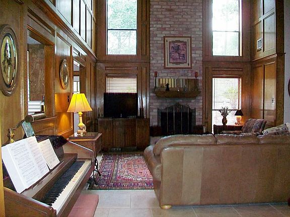 BREATH TAKING SOARING FIREPLACE & A VIEW OF THE STARS