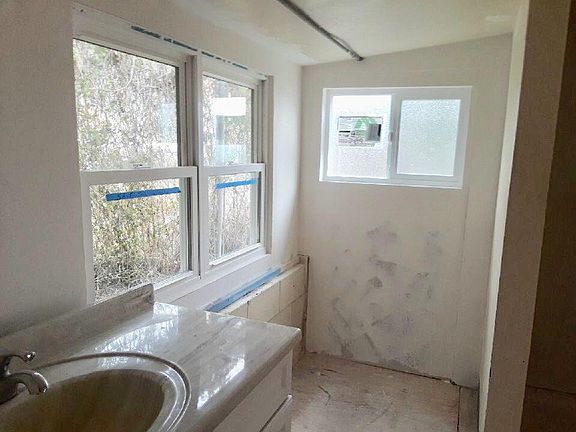 5th image of 4239 Whittier St