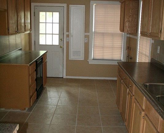 3rd image of 2806 Holly St
