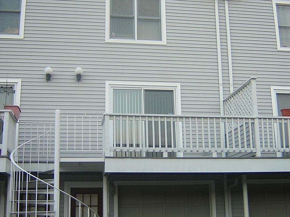 Townhouse w/Garage under