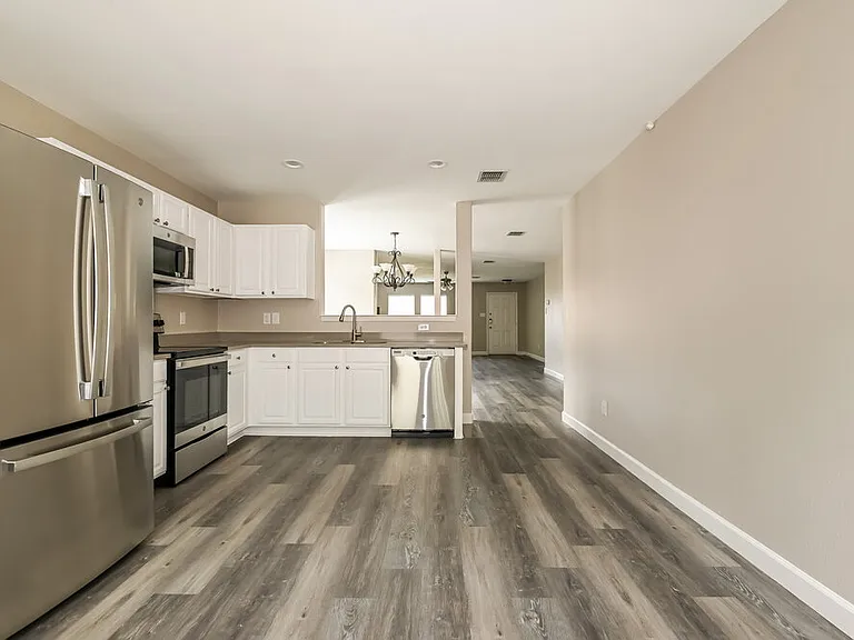 536 Laurel Ln — Photo 7