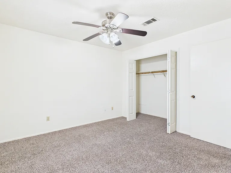 807 Frio Cir #B — Photo 11
