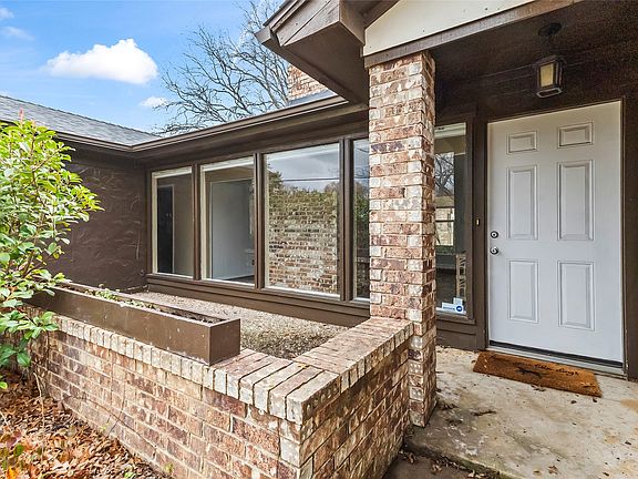 3rd image of 1104 Forest Ridge Dr