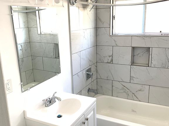 4th image of 915 S Berendo St #1