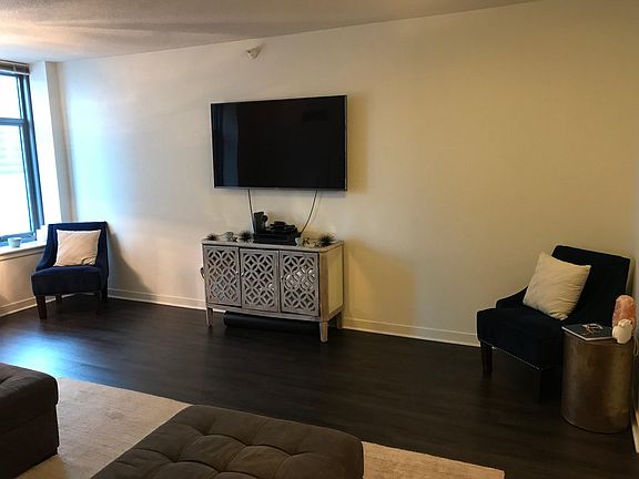 3rd image of 365 N Jefferson St APT 1502