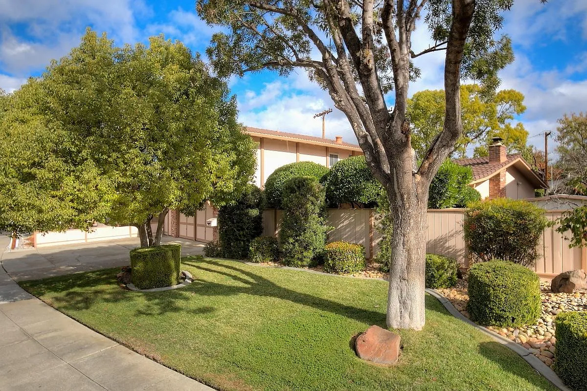 4 bed, 2.5 bath, 2100 sqft, $4,600 — Photo 3