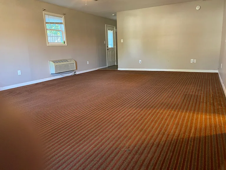 342 Hillcrest Dr — Photo 2