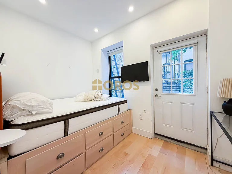 322 E 11th St #4 — Photo 5