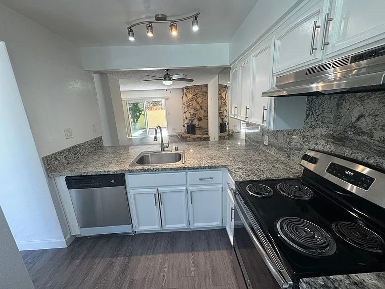 Lauren Garden Villas — Photo 7