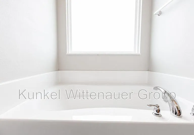 2724 Ambridge Dr — Photo 30