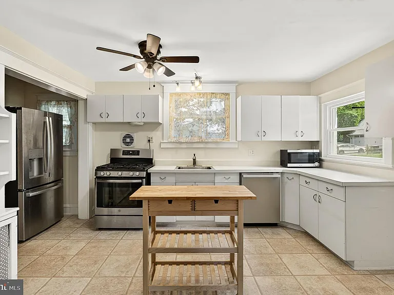 113 S Valley Rd — Photo 18