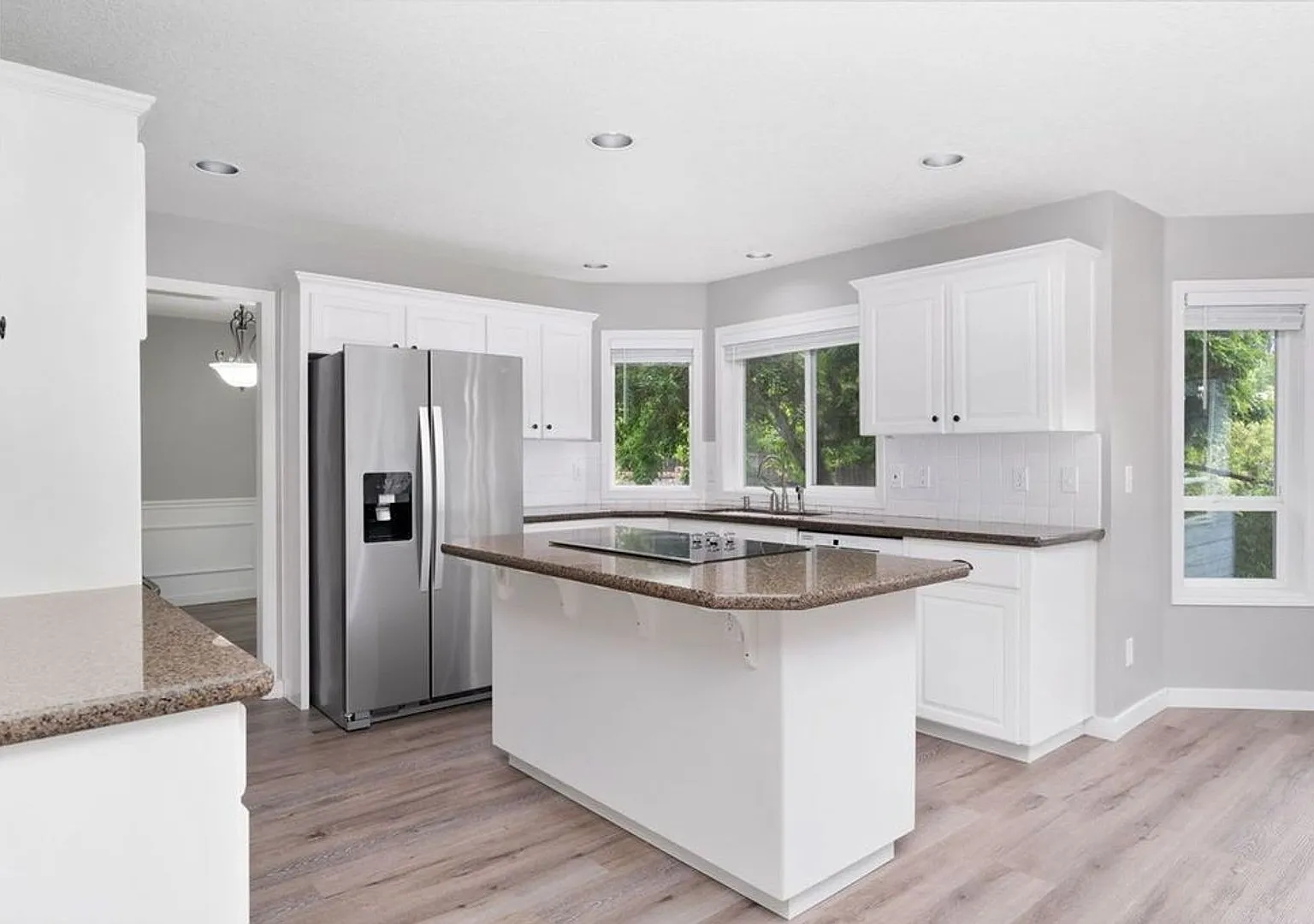 Stunning 4 bedroom, 2.5 bathroom home!! Must See!! — Photo 4