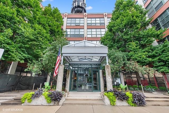 1st image of 1800 W Roscoe St #426A