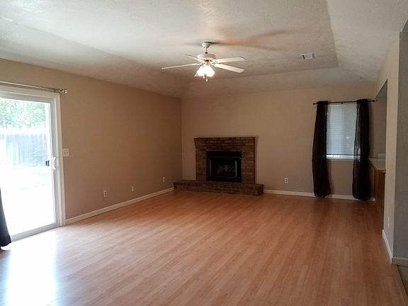 3rd image of 811 Sherry Ct