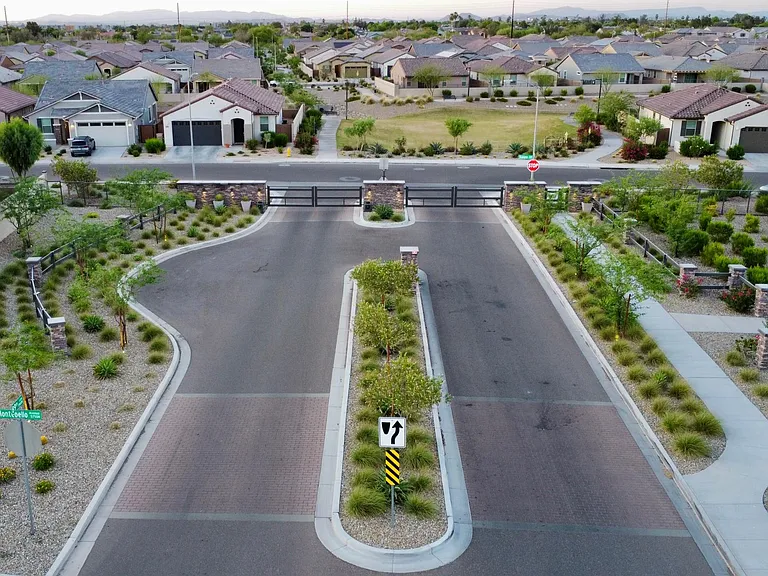 8924 W Bethany Heights Dr — Photo 32