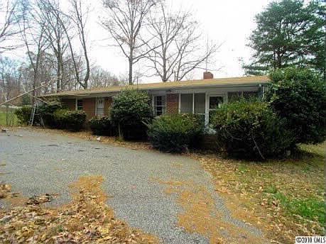 1st image of 4852 Moore St